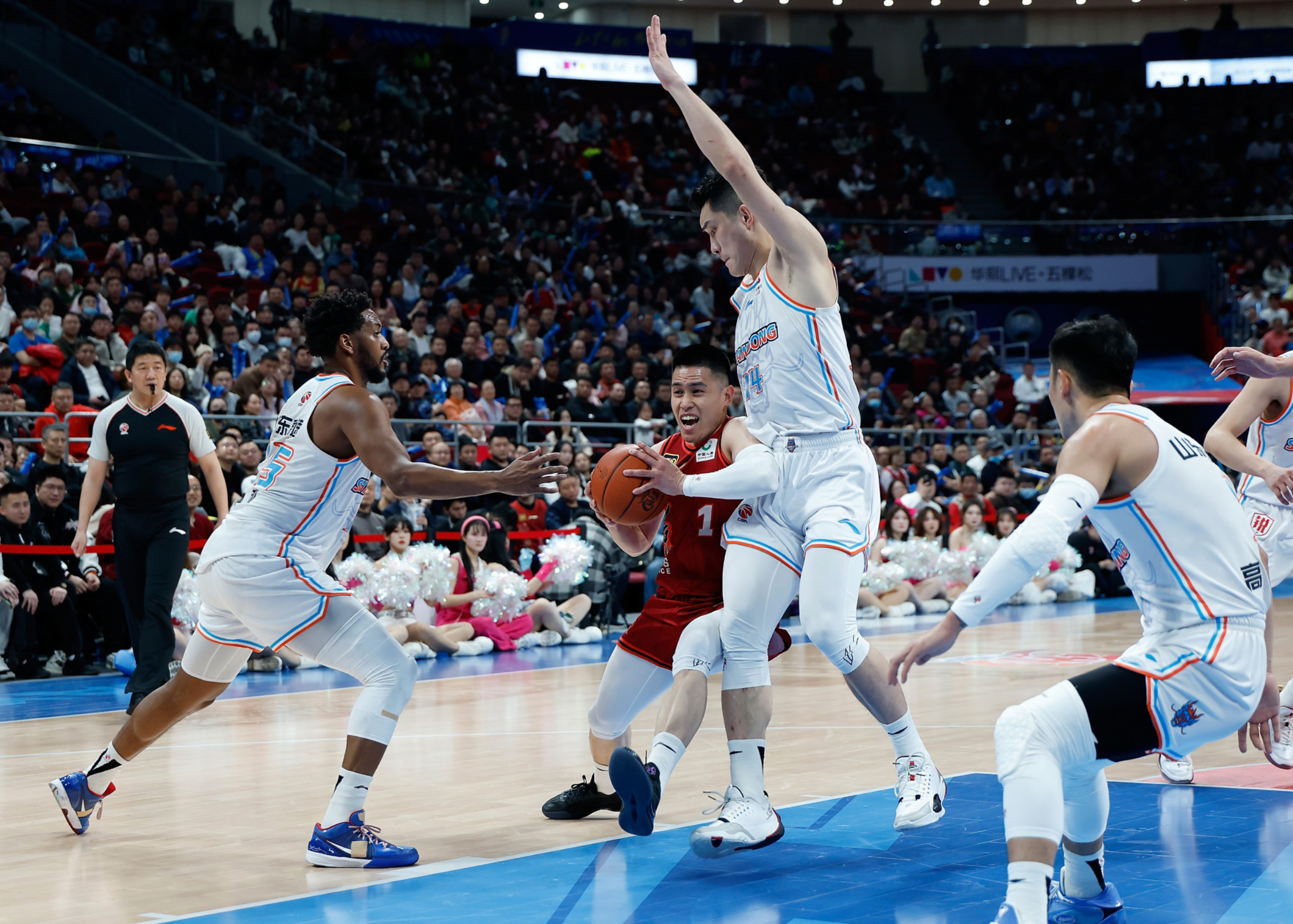 NBA直播-强强对决的篮球赛场上掀起了观众们的狂热的简单介绍